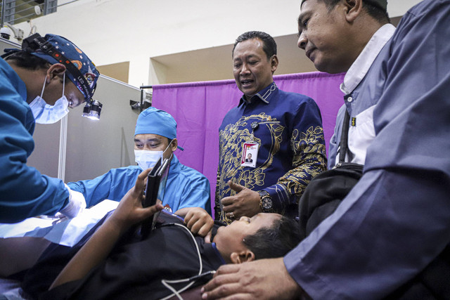 Wakil Ketua KPK Fitroh Rohcahyanto meninjau pelaksanaan khinatan gratis di Gedung Juang KPK, Jakarta, Jumat (3/1/2025). Foto: Iqbal Firdaus/kumparan