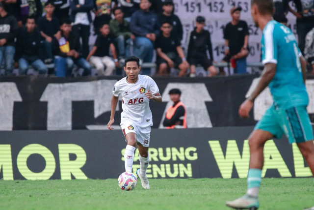 Evan Dimas berkostum Persik Kediri. Foto: Persik Kediri