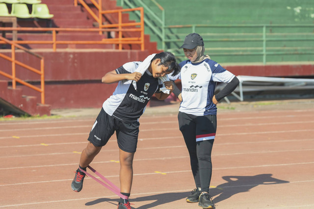 Jenna Almira, bek Timnas Wanita Indonesia, mengalami cedera ACL saat Indonesia hadapi Kamboja di fase grup ASEAN Women's Cup 2024. Foto: Dok. Jenna Almira 