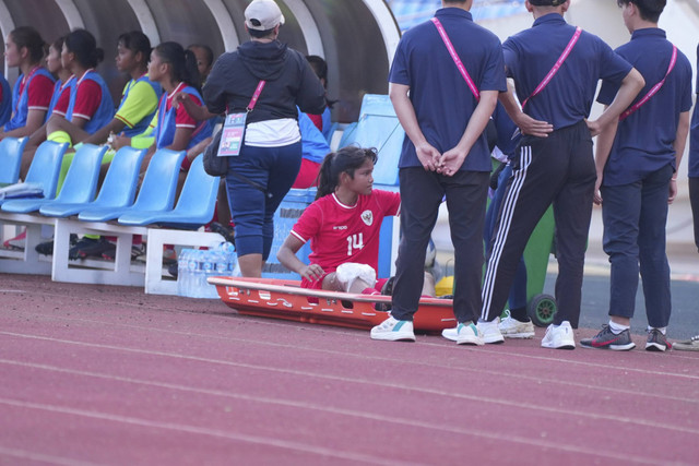 Jenna Almira, bek Timnas Wanita Indonesia, mengalami cedera ACL saat Indonesia hadapi Kamboja di fase grup ASEAN Women's Cup 2024. Foto: Dok. Jenna Almira 