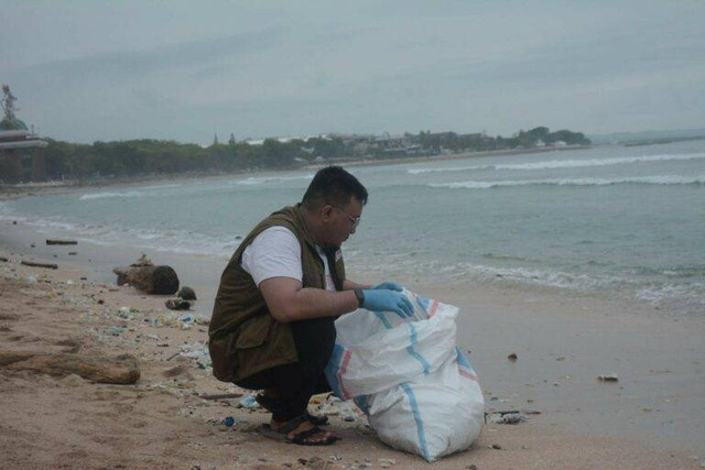 Nampak Fadli selaku Pimpinan Cabang Dompet Dhuafa Bali turut membersihkan sampah di kawasan Pantai Kuta, Bali, hal ini menjadi kerisihan tersendiri bagi wisatawan yang datang di Bali akan dampak sampah pasca perayaan Tahun Baru 2025.