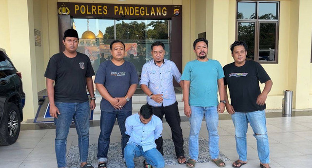 Ajat Supriatna (32) warga Jatiuwung, Kota Tangerang, penyewa mobil rental milik korban penembakan di Tol Tangerang diamankan polisi, Jumat (3/1/2025). Foto: Dok. Polres Pandeglang