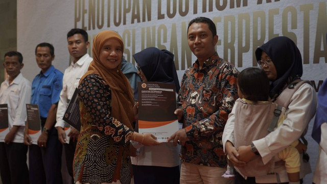 Satria Ardhi Nugraha saat menerima penghargaan sebagai Tendik Inspiratif 1 Fapet UGM 2024. Foto: Dok. Istimewa