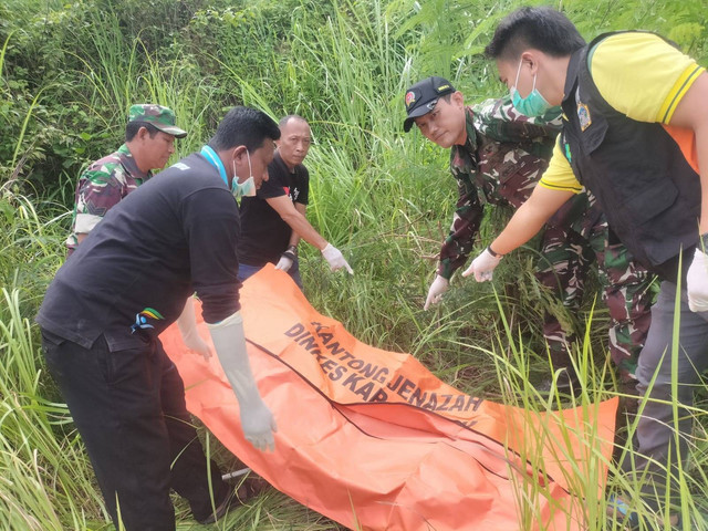 Kerangka manusia ditemukan di Area Barat Bukit Jamur, atau bekas Galian C, Desa Masangan, Kecamatan Bungah, Gresik, pada Jumat (3/1/2024). Foto: Dok. Istimewa