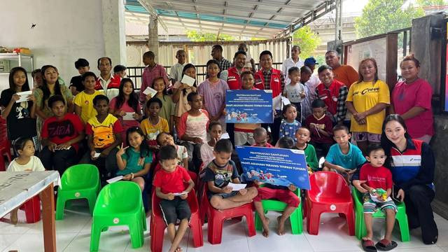 Penyaluran bantuan dari Pertamina Patra Niaga Sulawesi untuk anak-anak panti asuhan Terang Titipan Tuhan di Kota Manado, Sulawesi Utara.