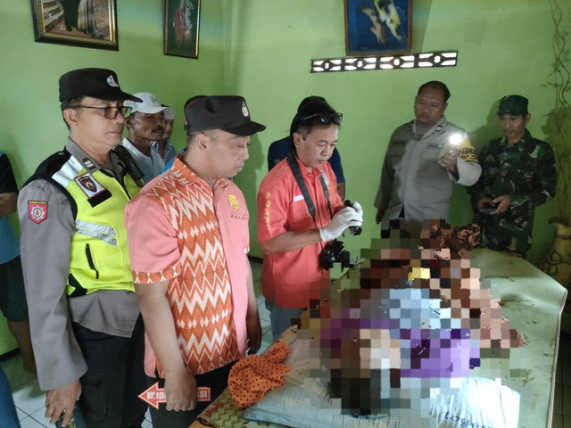 Polsek Campurdarat Mendatangi TKP Orang Meninggal Dunia Karena Gantung Diri