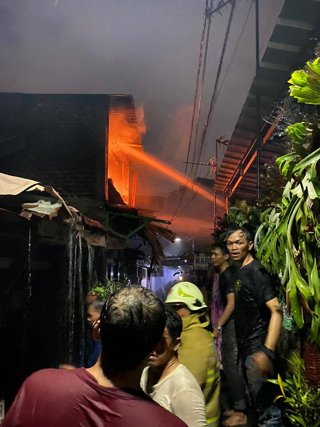 Kebakaran 2 rumah di kawasan Gg. RS Mata Cicendo, Kelurahan Babakan Ciamis, Kecamatan Sumur Bandung, Kota Bandung, pada Jumat malam (3/1). Foto: Dok. Diskar PB Kota Bandung