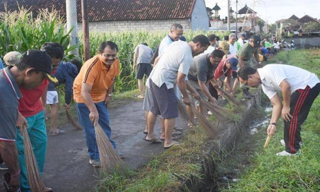 ilustrasi masyarakat sedang gotong royong membersihkan jalan/dok. denpasarkota.go.id