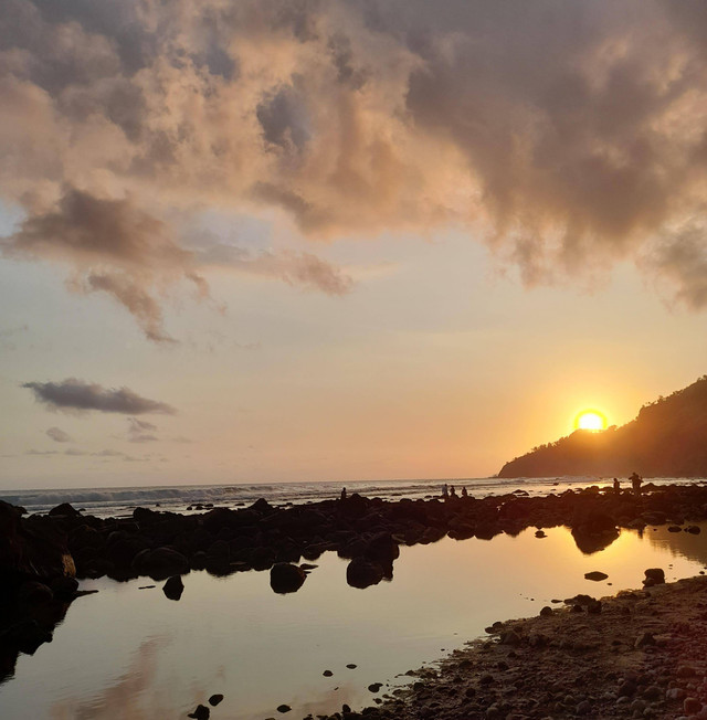 Keindahan sunset di Pantai Menganti. Sumber: dokumentasi pribadi