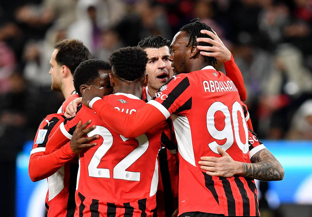 Selebrasi pemain AC Milan saat laga kontra Juventus dalam semifinal Piala Super Italia 2024 di King Saud University Stadium, Riyadh, Arab Saudi, pada Sabtu (4/1) dini hari WIB. Foto: REUTERS/Jennifer Lorenzini