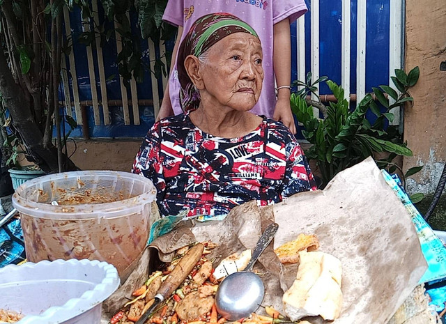 Mbok Ten, nenek berusia 87 tahun di Surabaya, yang masih aktif berjualan lontong mi. Foto: Masruroh/Basra