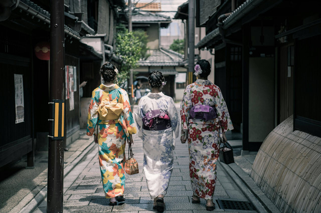 Gambar 1. Orang Berpakaian Kimono. Sumber gambar: pexels.com/Satoshi Hirayama Photos