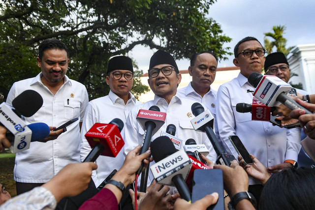 Menko Pemberdayaan Masyarakat Muhaimin Iskandar, Menteri Koperasi Budi Arie Setiadi, dan Menteri Perlindungan Pekerja Migran Abdul Kadir Karding memberikan keterangan pers usai mengikuti rapat terbatas di Istana Bogor, Jawa Barat, Jumat (3/1/2025). Foto: Hafidz Mubarak A/ ANTARA FOTO