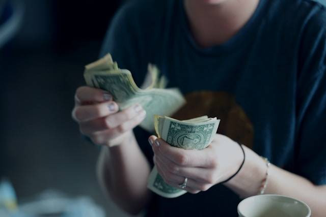 Money Changer di Solo. Foto Hanya Ilustrasi, Bukan Sebenarnya. Sumber Foto: Unsplash.com/Alexander Grey