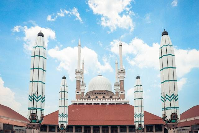 Harga tiket masuk Masjid Merah Pandaan, foto hanya ilustrasi, bukan tempat sebenarnya: Unsplash/Dimas Wardana