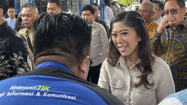 Menkomdigi Meutya Hafid mengunjungi Kampung Wisata Keramik Dinoyo, Malang, Sabtu (4/1/2025).  Foto: Alya Zahra/kumparan 