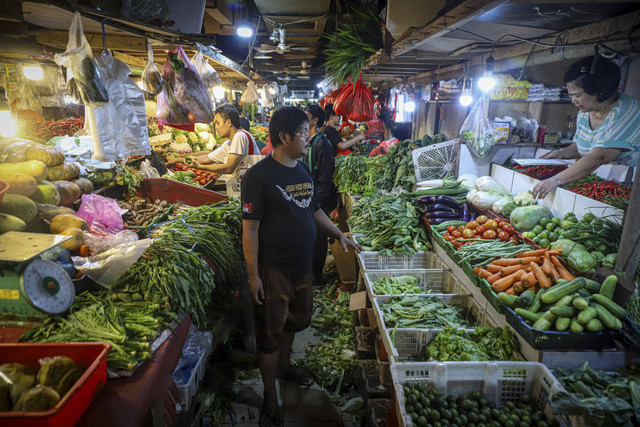 Sejumlah pedagang menawarkan dagangannya kepada pembeli di Pasar Senen, Jakarta, Sabtu (4/1/2025). Foto: Iqbal Firdaus/kumparan