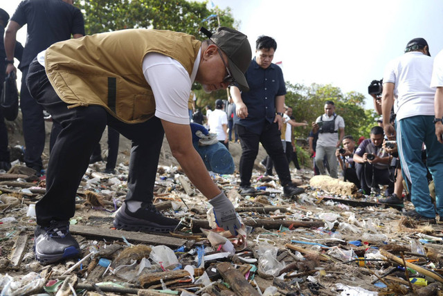 Menteri Koordinator Bidang Pangan Zulkifli Hasan di acara Aksi Bersih Sampah Laut di Pantai Kuta, Bali. Foto: Dok. Istimewa