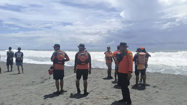 Tim SAR Gabungan masih mencari satu korban hilang dalam insiden perahu nelayan terbalik di Pantai Congot, Kulon Progo, Sabtu (4/1/2025). Foto: Dok. Basarnas Yogyakarta