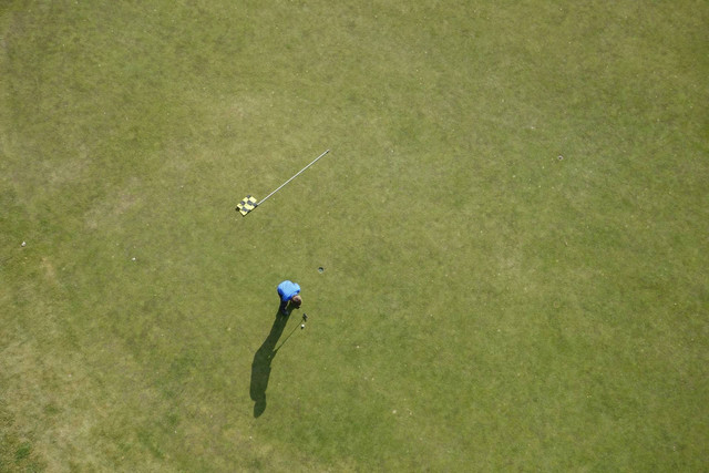 Tempat Golf di Malang. Foto Hanya Ilustrasi, Bukan Tempat Sebenarnya., Sumber Unsplash Lukas Opekar