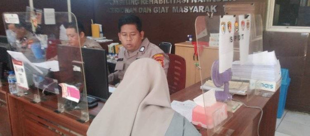 Salah satu korban ketika membuat laporan polisi. (ist)