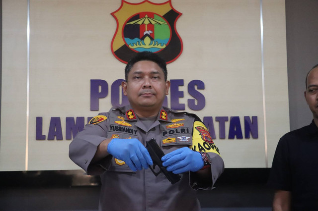 Kapolres Lampung Selatan, AKBP Yusriandi Yusrin saat memegang barang bukti senjata airsoft gun yang digunakan oknum KSOP untuk menodong petugas parkir ASDP. | Foto: Dok Humas Polres Lampung Selatan