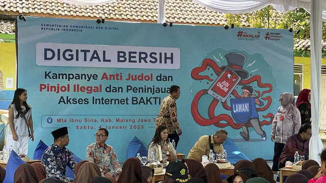 Menteri Komunikasi dan Digital (Menkomdigi) Meutya Hafid melakukan kampanye Anti Judol dan Pinjol Ilegal dan Peninjuan Akses Internet Bakti, di MTS Ibnu Sina, Kabupaten Malang, Jawa Timur, Sabtu (4/1/2025). Foto: Alya Zahra/kumparan 