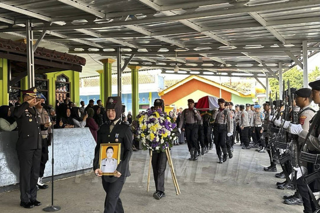 Upacara pemakaman Aipda Anumerta Anditia Munartomo, Bhabinkamtibmas Polsek Pagerageung, yang meninggal dunia saat menyelamatkan wisatawan yang hampir tenggelam di Pantai Pangandaran. Foto: Instagram/ @divisihumaspolri/