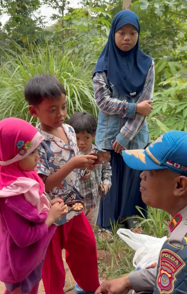 Tangkapan layar video Ipda Ali Nur Suwandi bersama empat bocah asuhannya di Gunungkidul. Dok: Bon Ali