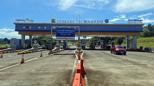 Gerbang jalan Tol Manado-Bitung.