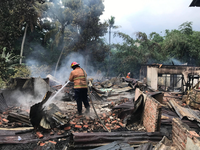 Petugas pemadam kebakaran saat berjibaku memadamkan api di Jalan AMD, Kelurahan Kedamaian, Bandar Lampung. | Foto: Dok Istimewa