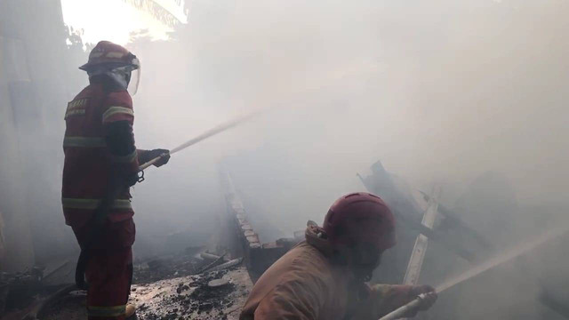 Petugas pemadam kebakaran saat berjibaku memadamkan api di Jalan AMD, Kelurahan Kedamaian, Bandar Lampung. | Foto: Dok Istimewa