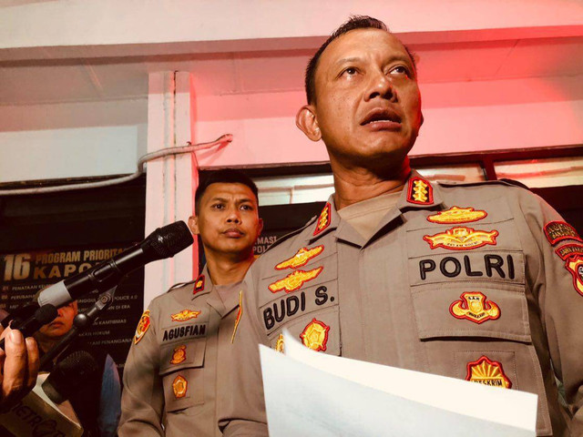 Kapolrestabes Bandung, Kombes Pol Budi Sartono, di Mapolrestabes Bandung, Sabtu (4/1), saat memberikan keterangan tentang dugaan pelecehan WNA Singapura Braga, Bandung. Foto: Robby Bouceu/kumparan