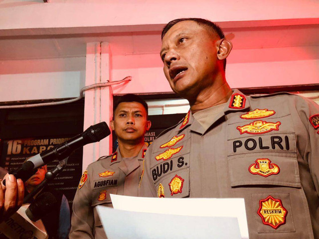 Kapolrestabes Bandung, Kombes Pol Budi Sartono, di Mapolrestabes Bandung, Sabtu (4/1), saat memberikan keterangan tentang dugaan pelecehan WNA Singapura Braga,  Bandung. Foto: Robby Bouceu/kumparan