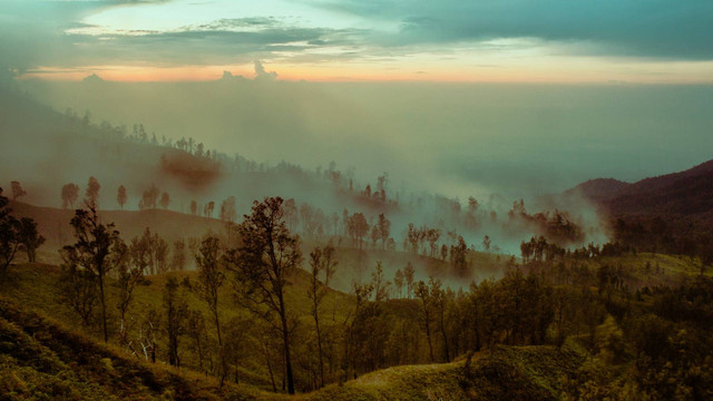 Pusat oleh-oleh Banyuwangi. Foto pemandangan Kawah Ijen di Banyuwangi. Sumber: Unsplash/Rafif Prawira