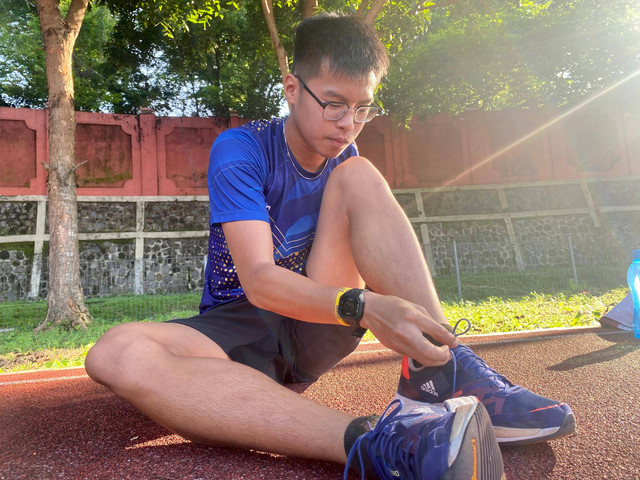 Atlet Para Atletik Figo Saputra berlatih di Stadion Universitas Sebelas Maret, Surakarta. Sabtu (04/01/2025). Foto: Dokumen Pribadi Karisma Evi Tiarani