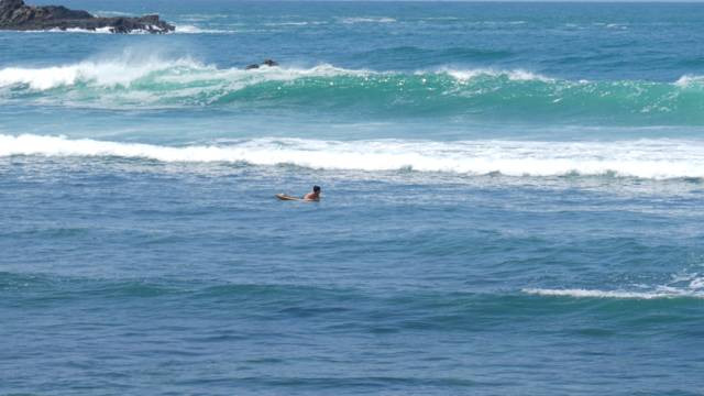             Surfing di Pantai Wediombo (Pantai Wediombo, Gunung Kidul, Yogyakarta, 4 Januari 2024 / Ilman Heriyawan)