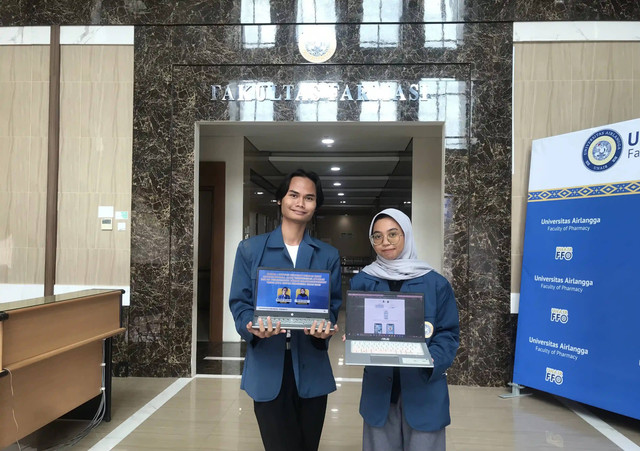 Reihan Ananta Noor Baihaqi dan Rivia Ghina Rahmi berhasil meraih juara I dalam Lomba Esai Ilmiah Populer World AIDS Day (WAD) 2024. Foto: Humas Unair