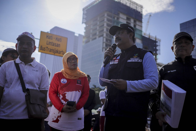 Menteri Sosial RI Saifullah Yusuf atau Gus Ipul mendampingi para penyandang tunanetra di kawasan Car Free Day (CFD) pada peringatan Hari Braille Sedunia di Jalan MH Thamrin, Jakarta, Minggu (5/1/2025). Foto: Jamal Ramadhan/kumparan