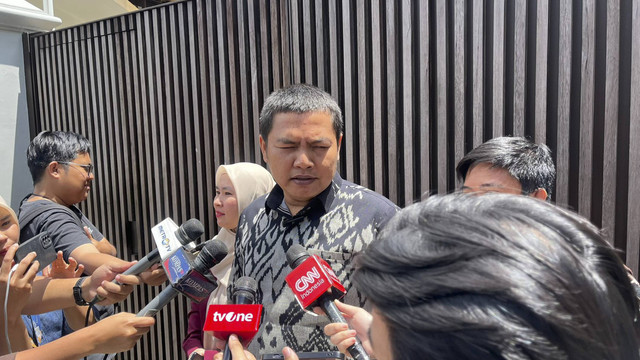 Ketua KPU DKI Wahyu Dinata di kediaman Gubernur Jakarta terpilih Pramono Anung, Minggu (5/1/2025). Foto: Haya Syahira/kumparan