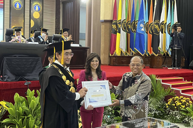 Menteri Komunikasi dan Digital (Menkomdigi), Meutya Hafid, meresmikan AI Center pertama di Universitas Brawijaya, Malang, Jawa Timur, Minggu (5/1/2025). Foto: Alya Zahra/kumparan 