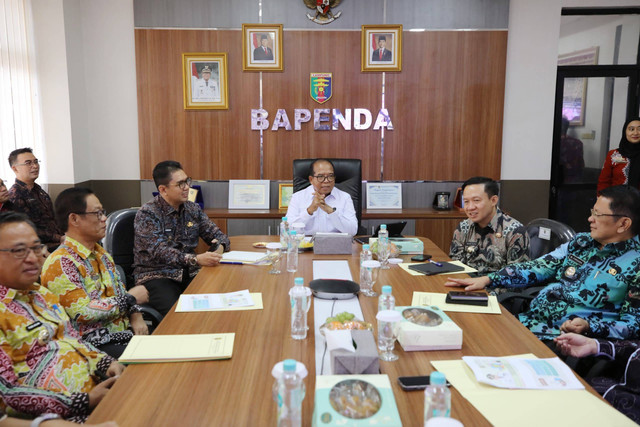 Pj Gubernur Lampung Samsudin saat memimpin Rapat Finalisasi Implementasi Opsen PKB dan BBNKB secara virtual dari Ruang Rapat Badan Pendapatan Daerah (Bapenda) Provinsi Lampung | Foto : Dok. Adpim