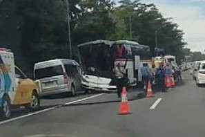 Kecelakaan beruntun di Tol Cipularang KM 97+200 arah Bandung pada Minggu (5/1/2025). Foto: Dok. Istimewa