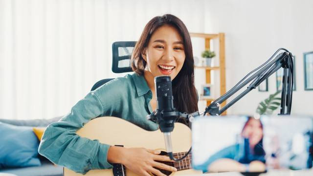 Gadis remaja memainkan musik untuk audiens online. Foto: Tirachard Kumtanom/Shutterstock.