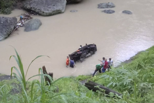 Mobil pikap terjun ke sungai di Kebumen, Jawa Tengah, Minggu (5/1/2025). Foto: Dok. Istimewa