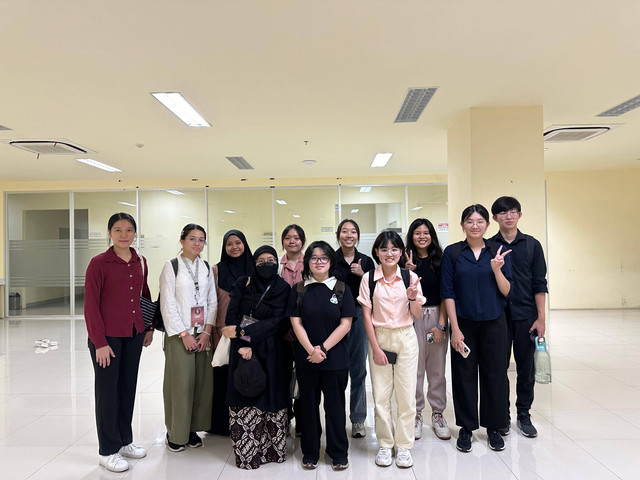 (Photo by the author) A group of students participating in the tour of Rumah Sakit Hewan Pendidikan UNAIR.