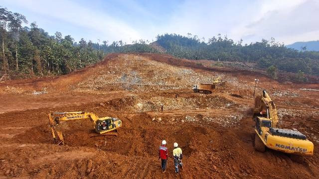 Aktivitas pertambangan di PT. Stargate Pasific Resource, Konawe Utara, Sulawesi Tenggara. foto: Dwi Dian Maharani/dok.