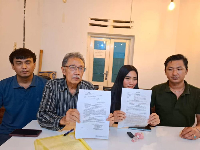 Putri bersama kuasa hukumnya, Agus Prayoga, saat menggelar konferensi pers. Foto: Tarjoni/Ciremaitoday