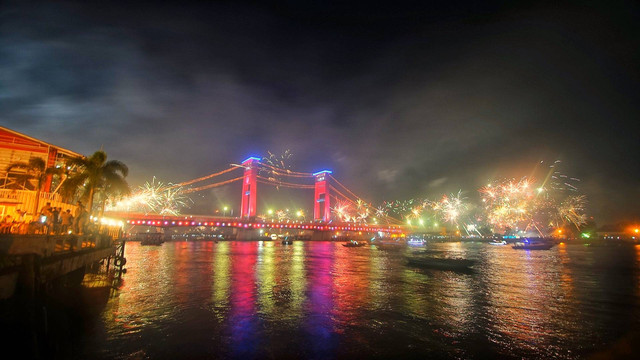 Suasana pergantian malm tahun baru di Palembang setelah aksi pertunjukan teknologi drone show di atas Sungai Musi Palembang, Minggu (5/1) Foto: ary/urban id