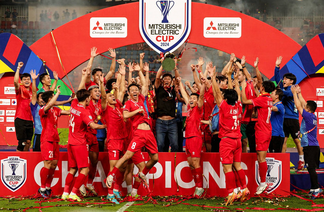 Pemain Timnas Vietnam merayakan gelar juara Piala AFF 2024 di Stadion Nasional Rajamangala, Bangkok, Thailand, Minggu (5/1/2025). Foto: CHANAKARN LAOSARAKHAM/AFP